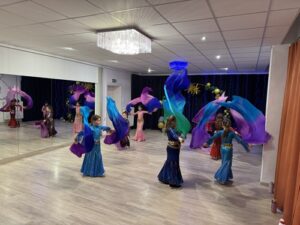 kinder-miral-schleierfaecher Kinder im Tanzstudio Miral tanzen mit dem Schleierfächer