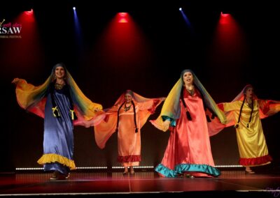 Showgruppe des Tanzstudio Miral auf der Bühne bei Dance weekend with Stars - Bellydance & Tribal Festival in Warsaw