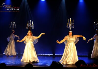 Showgruppe des Tanzstudio Miral beim Auftritt mit den Kerzenleuchtern auf dem Kopf