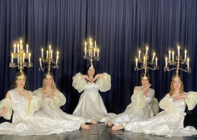 Showgruppe des Tanzstudio Miral auf der Bühne mit brennenden Kerzenleuchtern