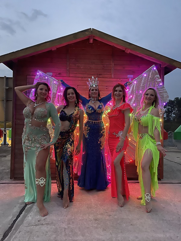 showgruppe-miral-lichter-600 Die Showgruppe des Tanzstudio Miral nach einem Auftritt mit glitzernden und leuchtenden Kostümen.