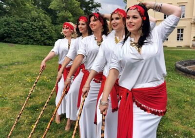 Showgruppe des Tanzstudio Miral aus Fürstenwalde mit weißen Kostümen und rotem Tuch