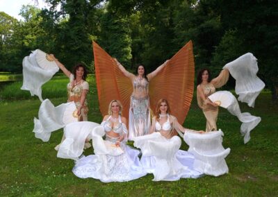 Bauchtanzgruppe des Tanzstudio Miral Fürstenwalde mit Schleierfächer im Park