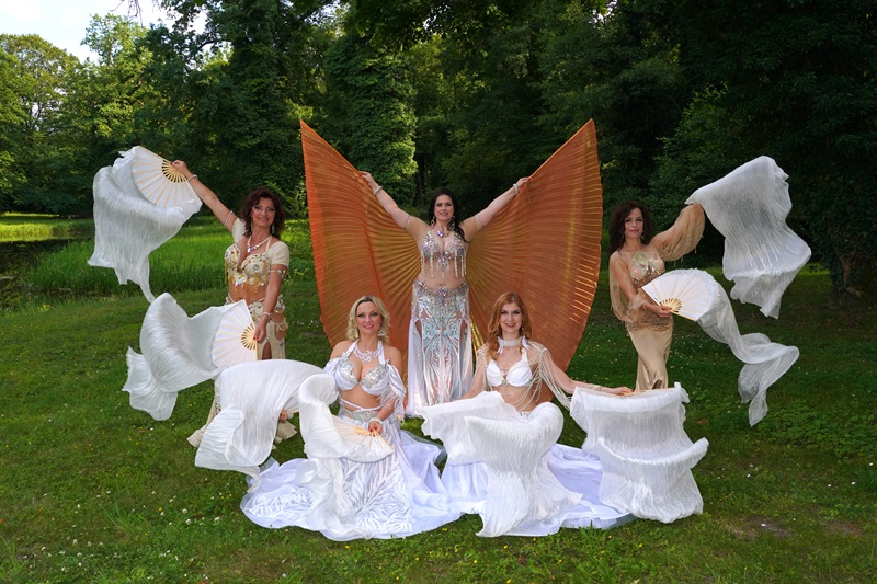 showgruppe-tanzstudio-miral-schleierfaecher-800 Bauchtanzgruppe des Tanzstudio Miral Fürstenwalde mit Schleierfächer im Park