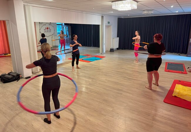 HulaFitness Hula Fitness - Eine Mischung aus Hula Hoop und Sportkurs im Tanzstudio Miral