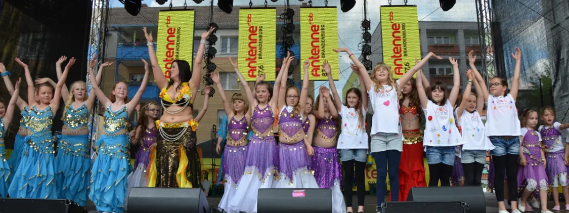 Marina Nickel beim Auftritt mit ihren Kindertanzgruppen auf einer Bühne in Fürstenwalde/Spree